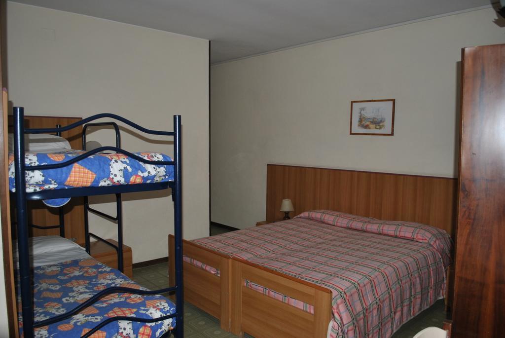 غارْدا Albergo Alla Rocca الغرفة الصورة