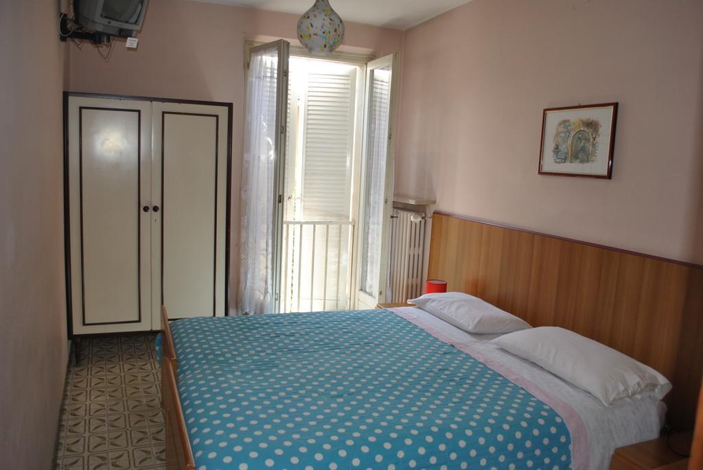 غارْدا Albergo Alla Rocca الغرفة الصورة