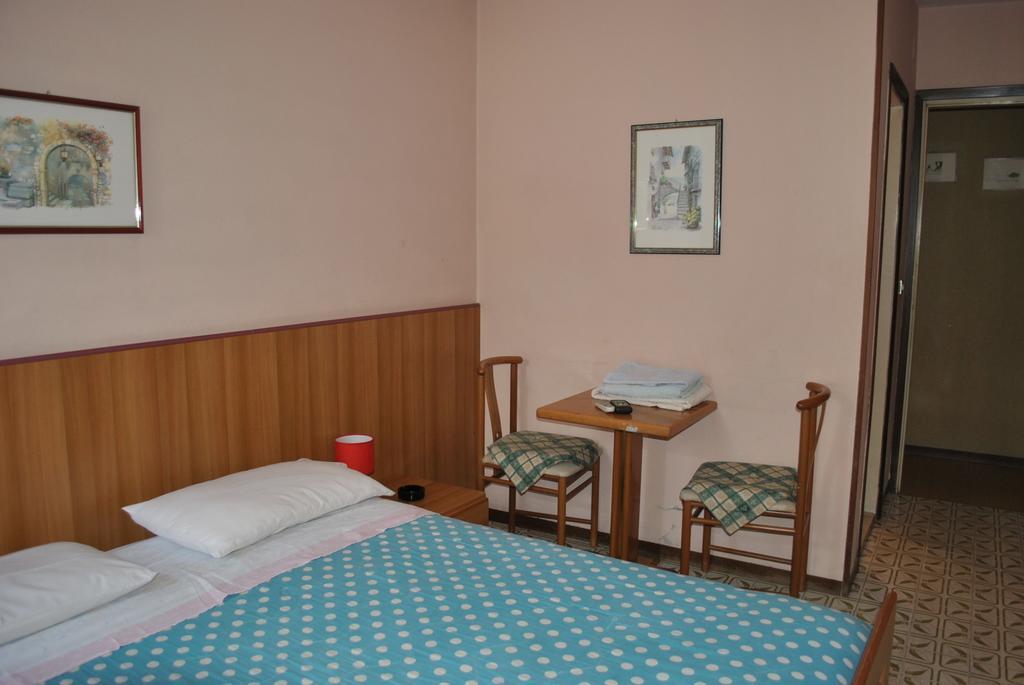 غارْدا Albergo Alla Rocca الغرفة الصورة