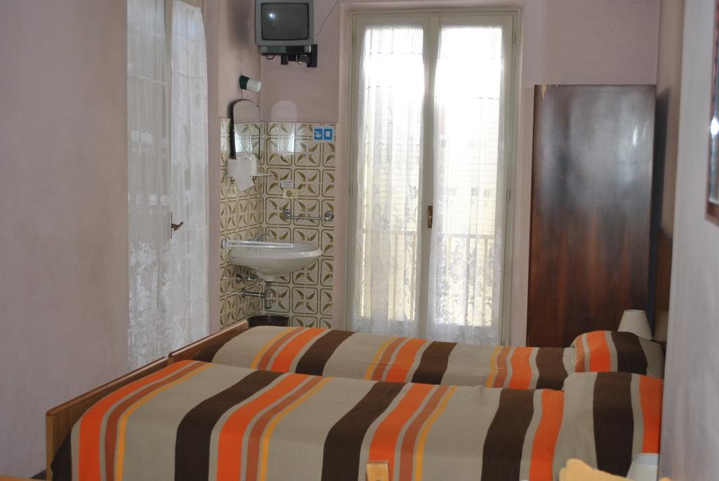 غارْدا Albergo Alla Rocca الغرفة الصورة
