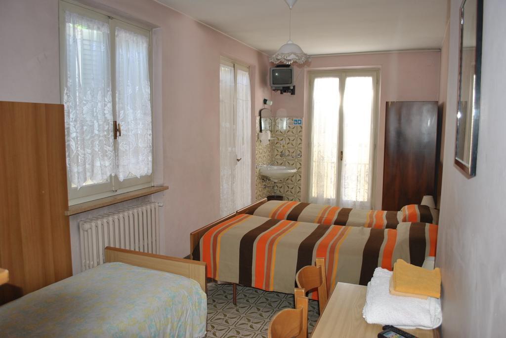 غارْدا Albergo Alla Rocca الغرفة الصورة